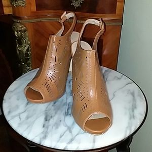 NIB! 4.2 inch Tan cut out peep toe sling back